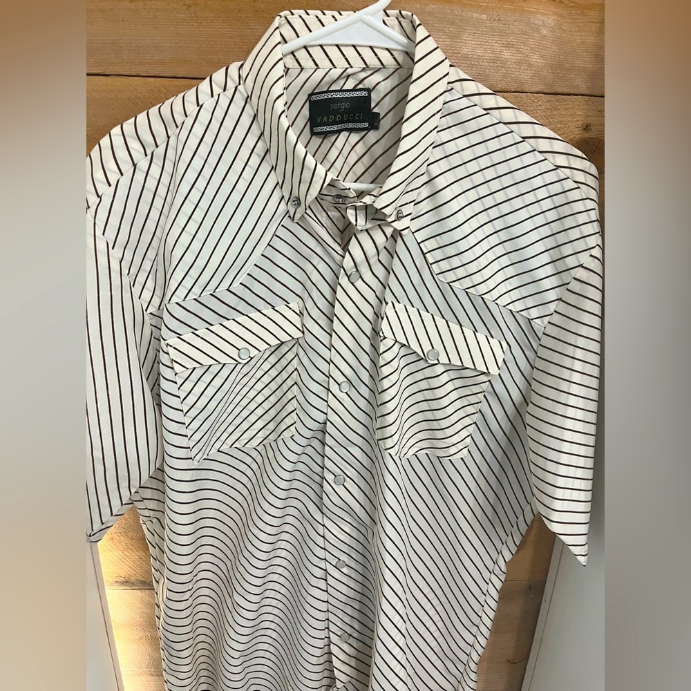 Very unique vintage pearl snap short sleeve shirt